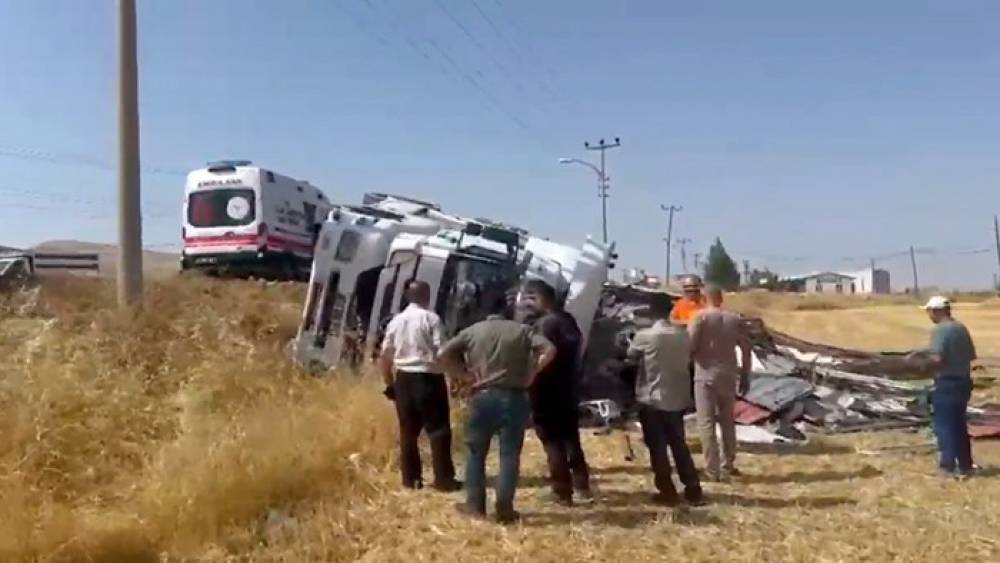 Elazığ&rsquo;da kamyon yat yattı:Faciadan d&ouml;n&uuml;ld&uuml;
