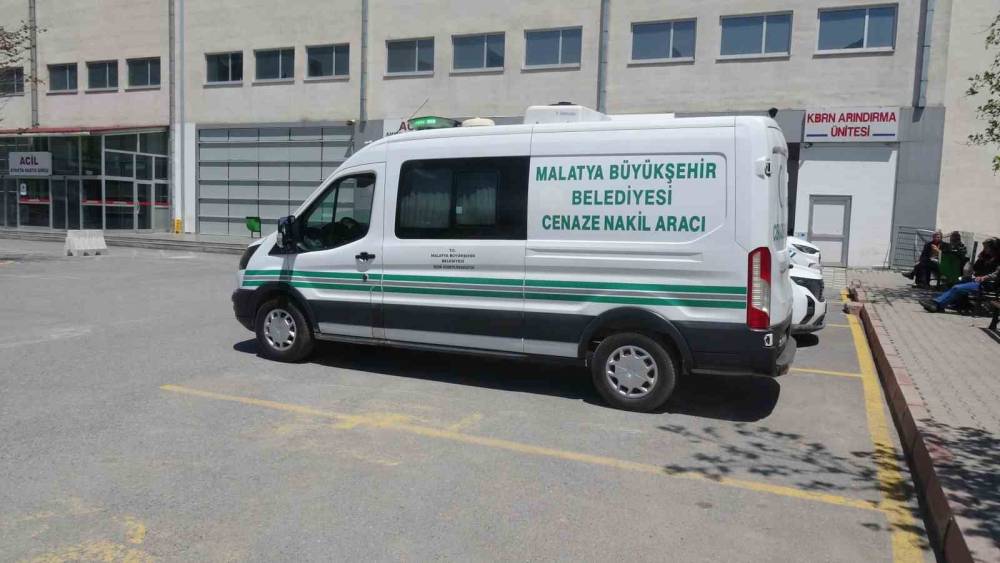 Trakt&ouml;r şarampole devrildi: S&uuml;r&uuml;c&uuml; hayatını kaybetti
