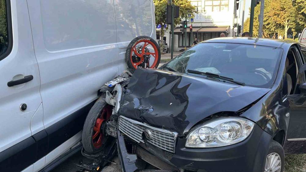 Otomobille &ccedil;arpışan motosiklet iki ara&ccedil; arasında sıkıştı: 1 yaralı
