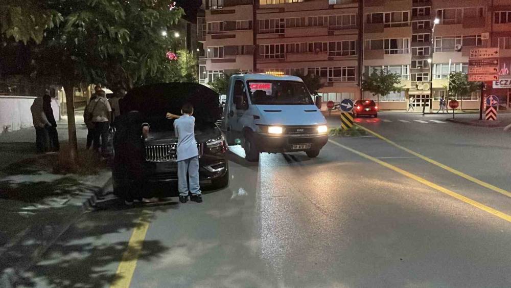 Sivas&rsquo;ta iki ara&ccedil; &ccedil;arpıştı: 3&rsquo;&uuml; &ccedil;ocuk 4 yaralı
