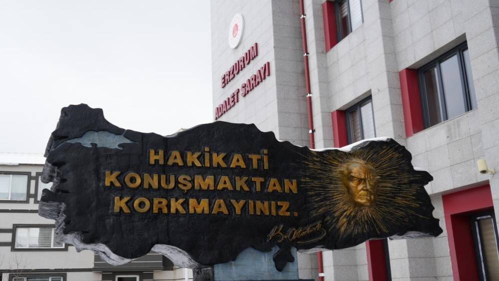 G&uuml;listan Doku davasının d&ouml;rd&uuml;nc&uuml; dalgasında g&ouml;zaltına alınan 19 ş&uuml;pheliden 13&rsquo;&uuml; tutuklandı, aralarında d&ouml;nemin asayiş şube m&uuml;d&uuml;r&uuml; de var
