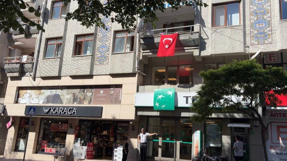 Evinin balkonundan d&uuml;şen g&ouml;rme engelli adam hayatını kaybetti
