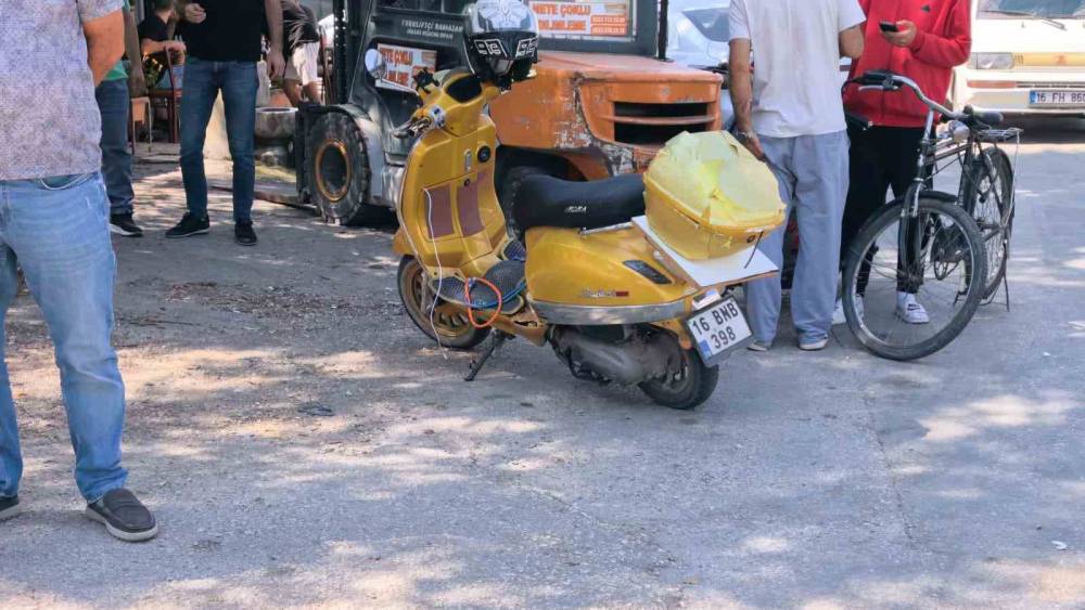 İki otomobil ile &ccedil;arpışan motosiklet s&uuml;r&uuml;c&uuml;s&uuml; yaralandı
