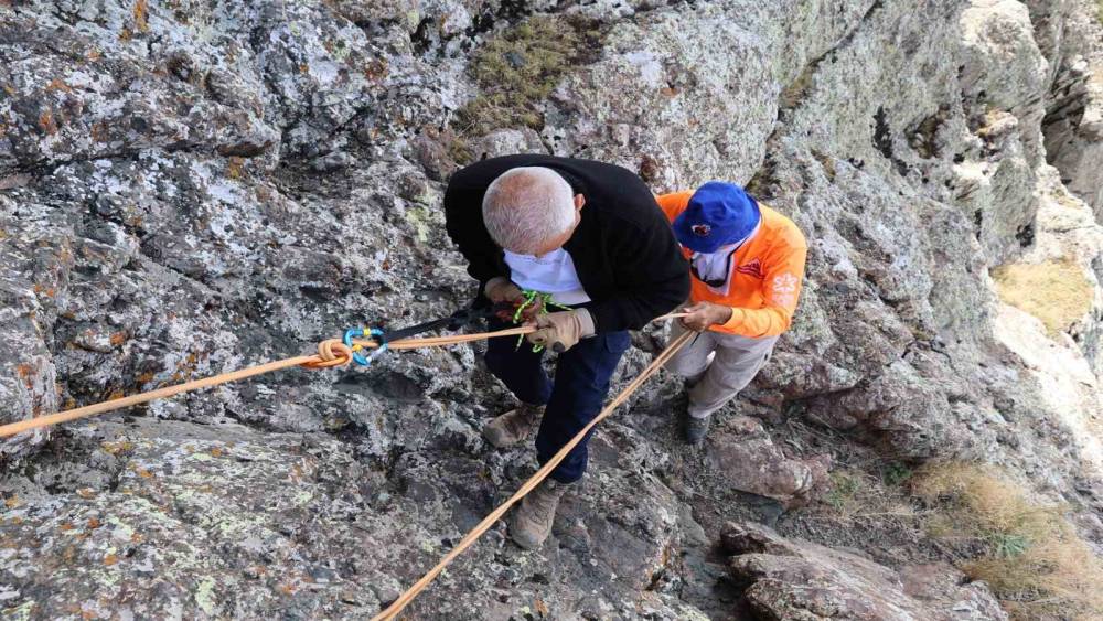 Iğdır&rsquo;da Tekelti Dağı&rsquo;nda mahsur kalan dağcı kurtarıldı
