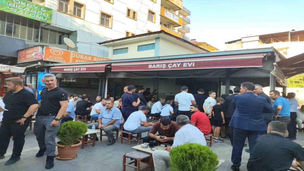 Bakan Tekin, Batman&rsquo;da &ccedil;ayevinde vatandaşlarla bir araya geldi
