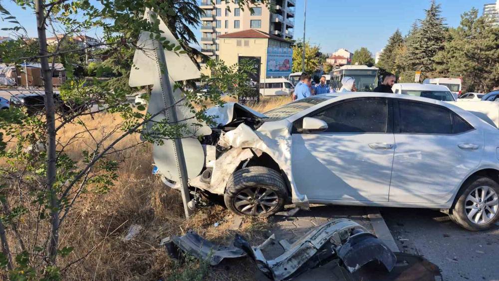 Eskişehir&rsquo;de 4 aracın karıştığı zincirleme kaza: 3 yaralı
