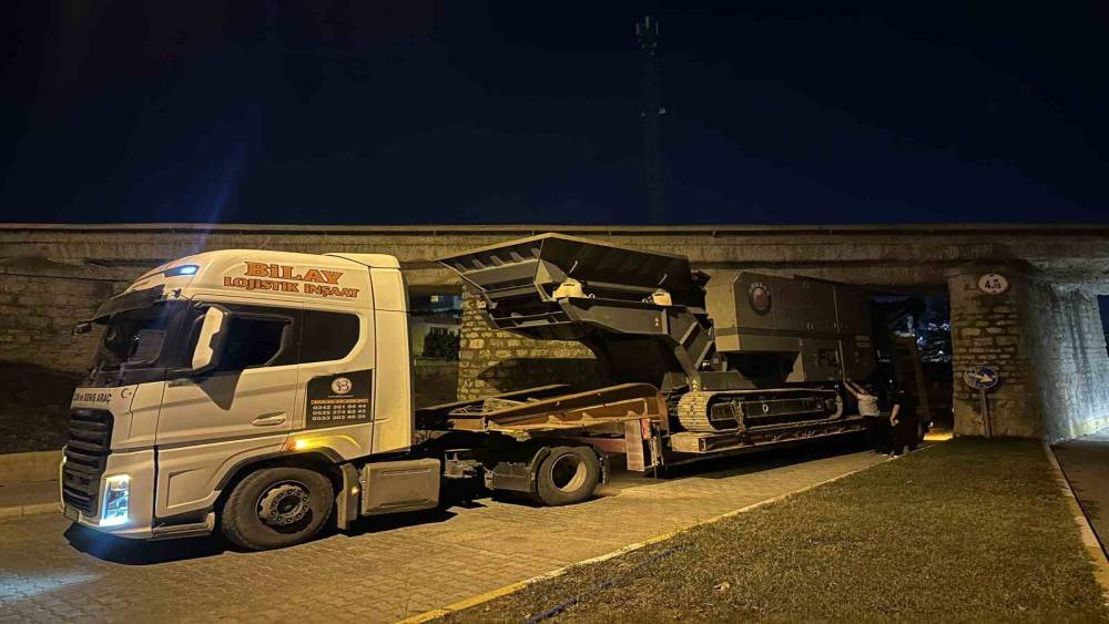 Osmaniye&rsquo;de  taş kırma makinesi y&uuml;kl&uuml; tır k&ouml;pr&uuml;ye sıkıştı

