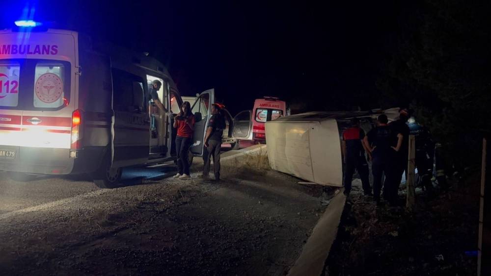 Erzincan&rsquo;da bal y&uuml;kl&uuml; minib&uuml;s devrildi: 3 yaralı
