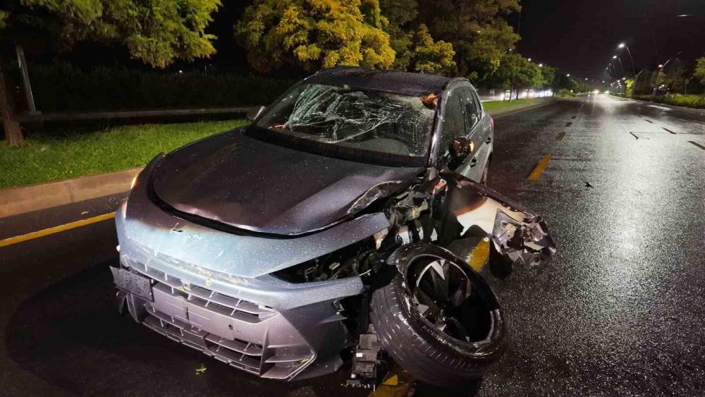 Niğde&rsquo;de ref&uuml;je &ccedil;ıkarak, ağaca &ccedil;arpan SUV ara&ccedil; kullanılamaz hale geldi

