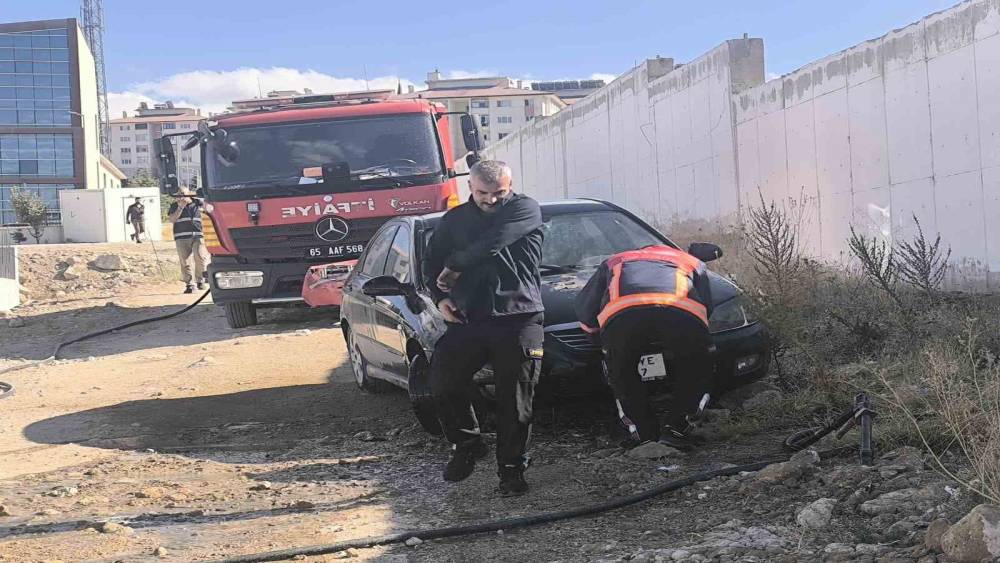 Van&rsquo;da park halindeki otomobilde yangın
