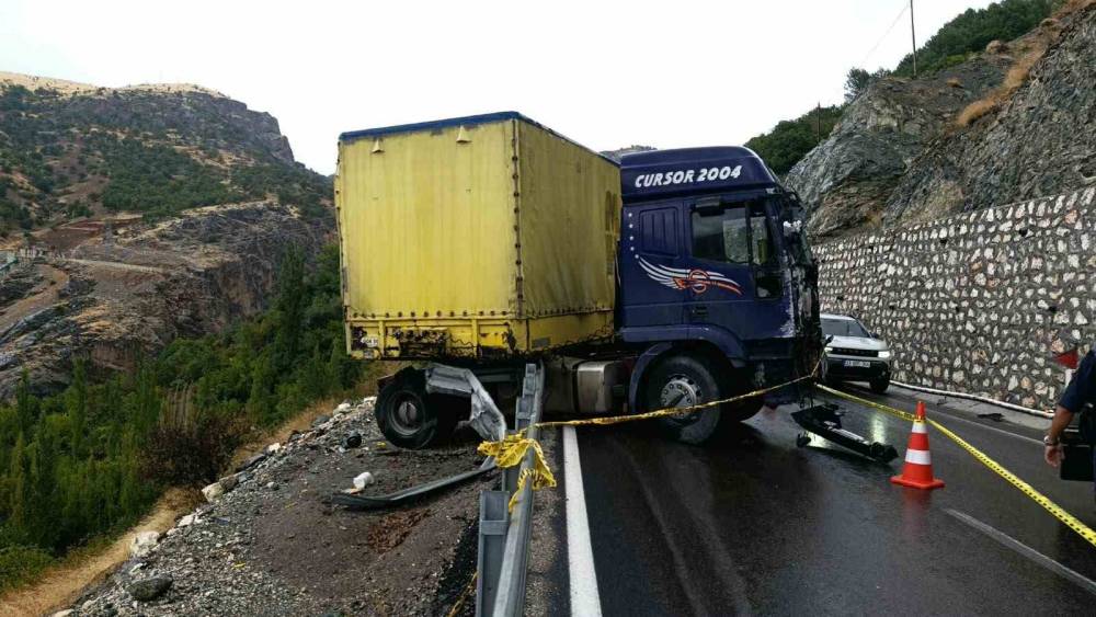 Malatya&rsquo;da kontrolden &ccedil;ıkan tır bariyerlerde askıda kaldı
