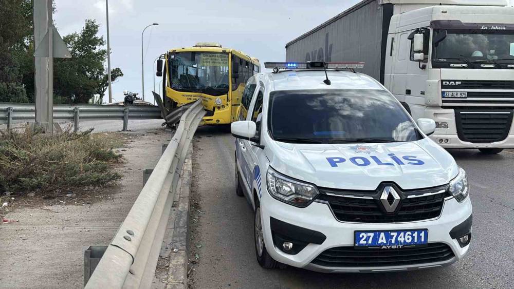 Gaziantep&rsquo;te halk otob&uuml;s&uuml; demir bariyerlere &ccedil;arptı: 9 yaralı
