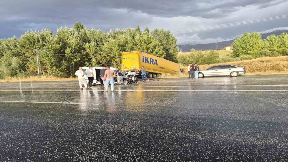 Malatya&rsquo;da tır ile otomobil &ccedil;arpıştı: 4 yaralı
