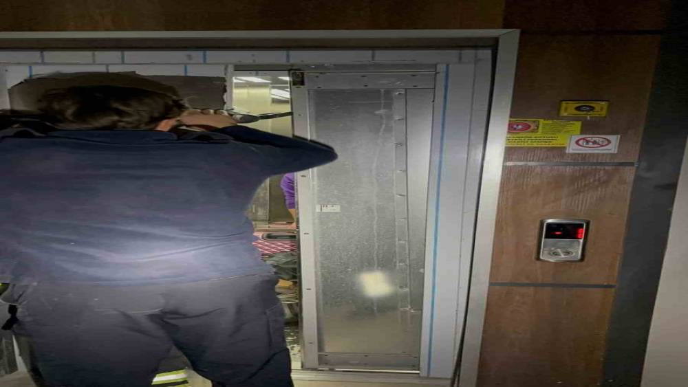 Asansörde mahsur kalan vatandaşları itfaiye kurtardı
