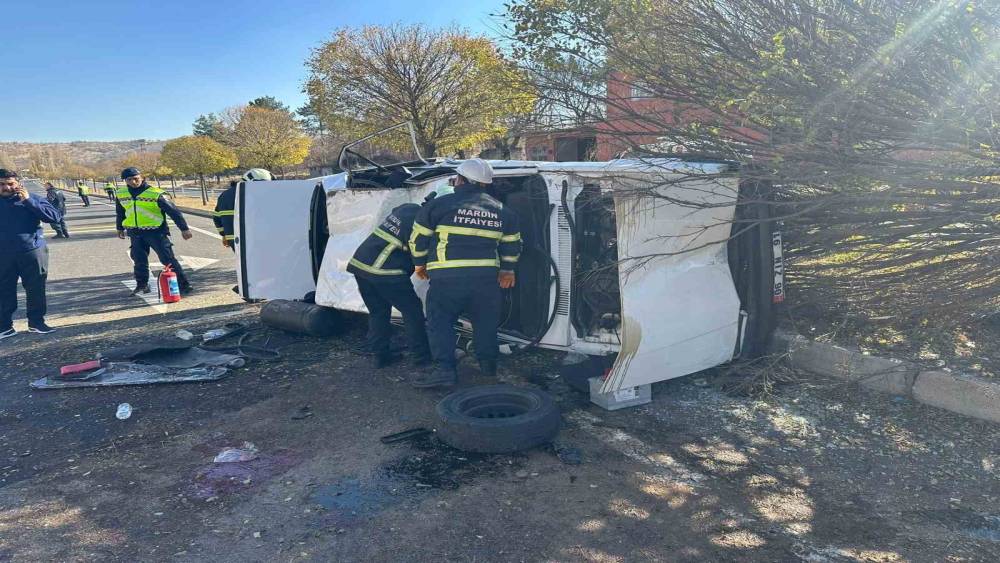 Mardin’de otomobil devrildi: 3 yaralı
