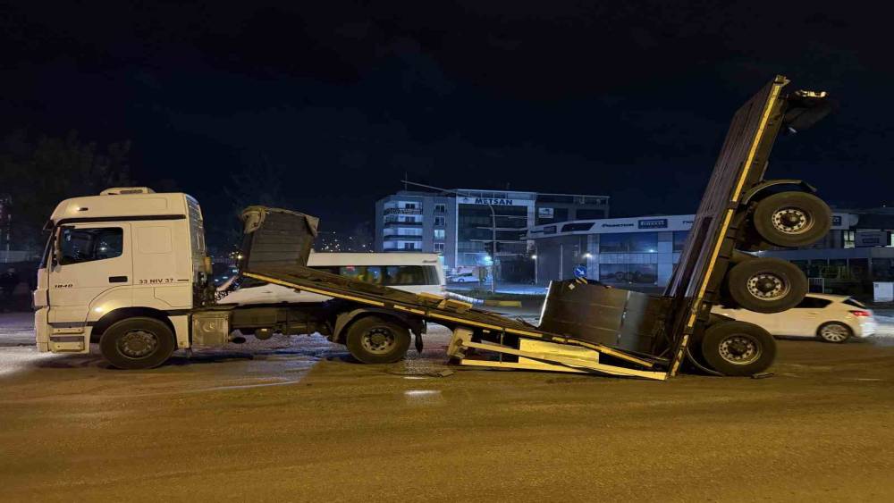 Demir rulo yüklü dorse ortadan ikiye ayrıldı
