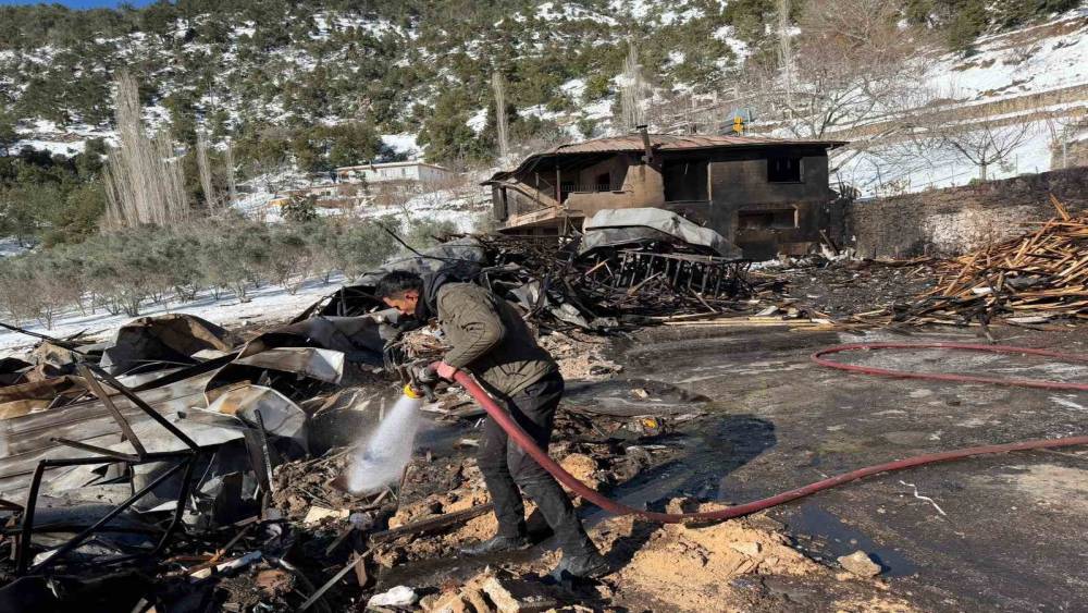 Osmaniye&rsquo;de hızar at&ouml;lyesi yangında k&uuml;l oldu
