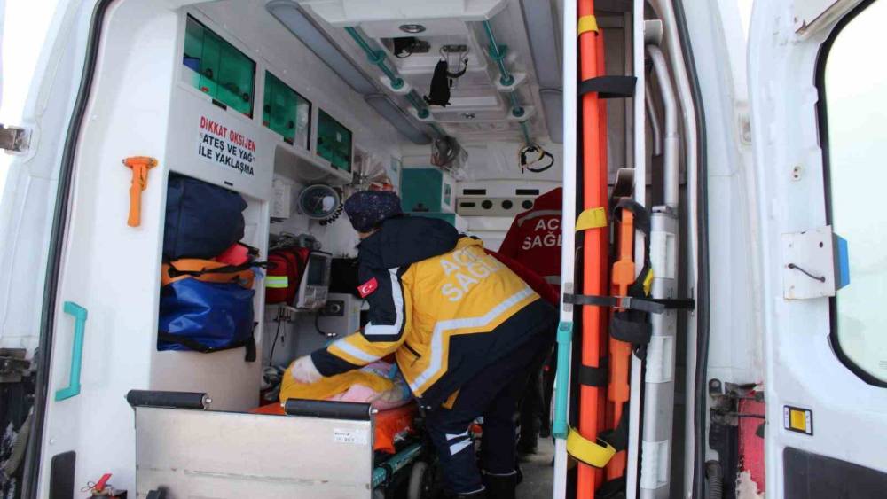 Yolu kapalı k&ouml;yde rahatsızlanan anne ve bebeği ambulans helikopterle kurtarıldı
