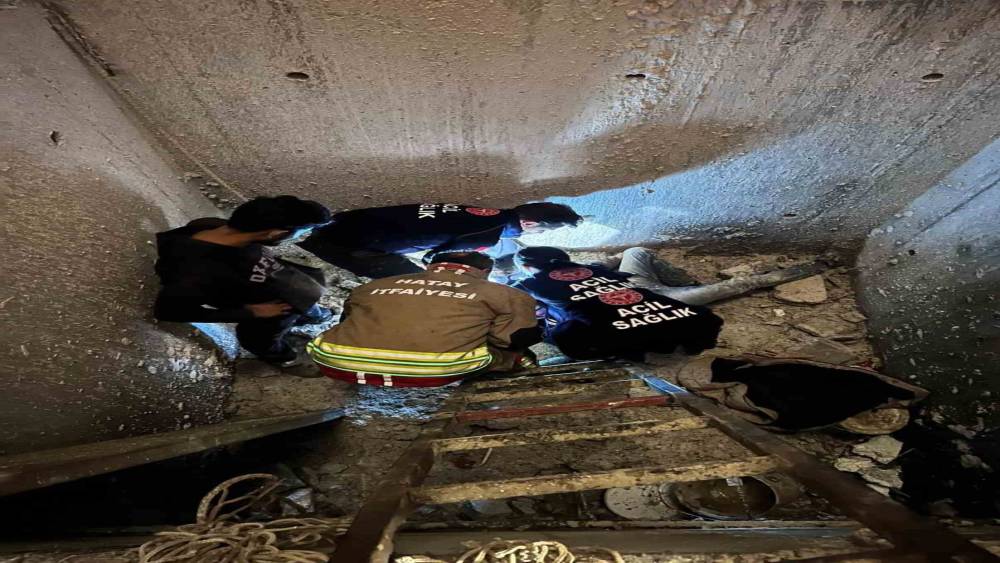 Antakya&rsquo;da asans&ouml;r boşluğuna d&uuml;şen iş&ccedil;i yaralandı
