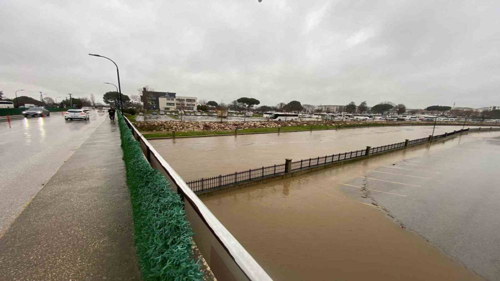 Biga&rsquo;da Kocabaş &Ccedil;ayı yağış nedeniyle taştı
