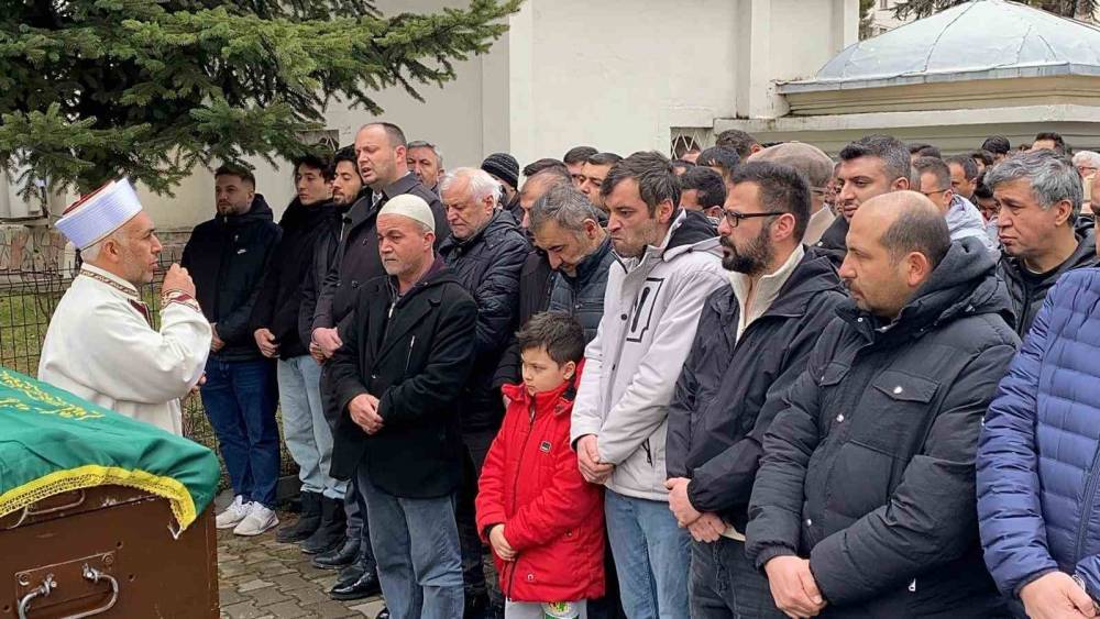 Alkoll&uuml; s&uuml;r&uuml;c&uuml;n&uuml;n hayattan kopardığı gen&ccedil; son yolculuğuna uğurlandı
