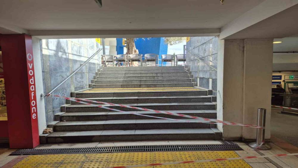 Fırtına, Bodrum&rsquo;da alış veriş merkezini de vurdu
