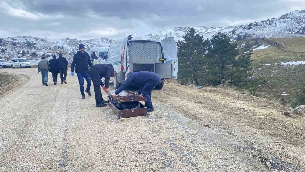 &Ccedil;orum&rsquo;da v&uuml;cudu par&ccedil;alanarak dere kenarına atılan adamın cansız bedeni morga kaldırıldı
