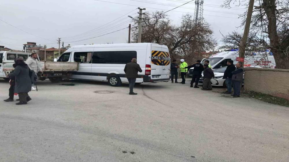 Konya&rsquo;da okul servisi belediye aracı ile &ccedil;arpıştı: 5 yaralı

