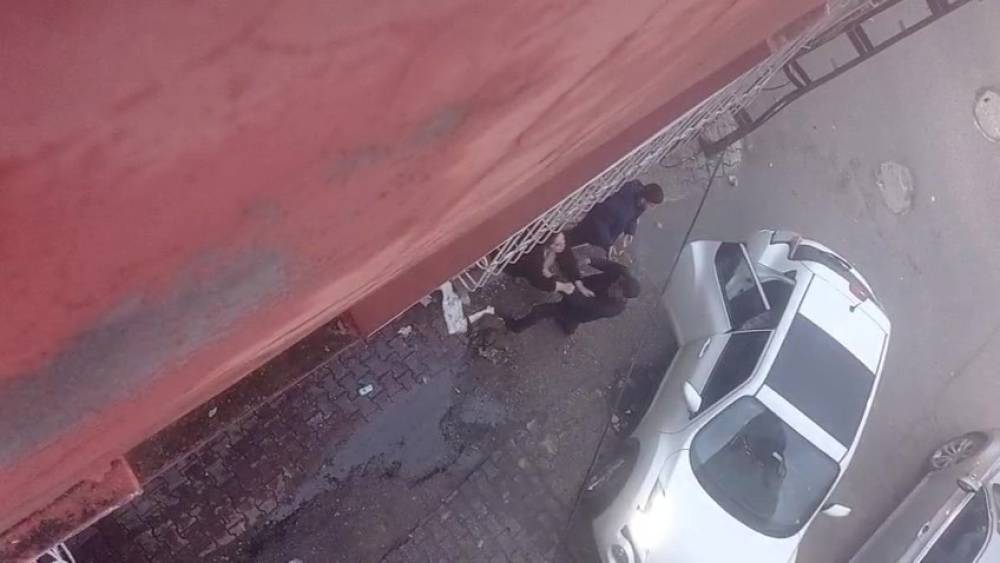 Eski eşini sokak ortasında darbeden şahıs g&ouml;zaltına alındı
