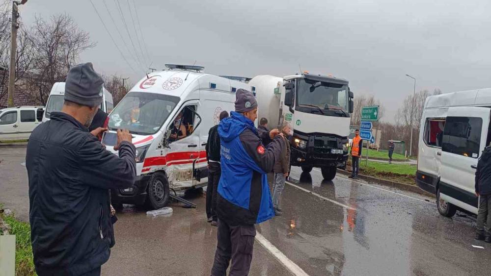 Sakarya&rsquo;da ambulans ile iş&ccedil;i servisi &ccedil;arpıştı: 11 yaralı
