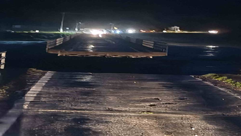 Susurluk&rsquo;ta selde k&ouml;pr&uuml; ortadan ikiye ayrıldı
