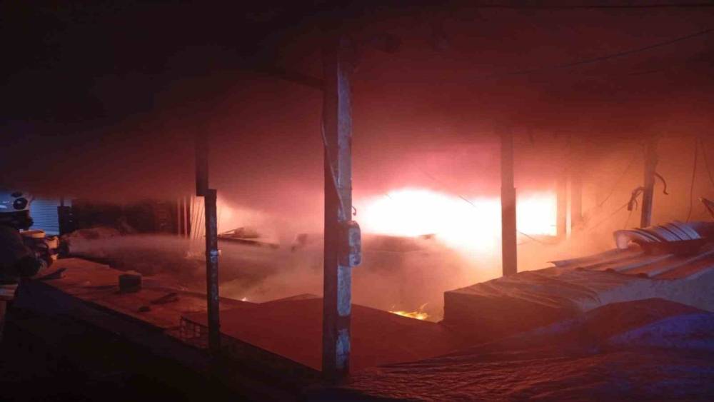 Antakya&rsquo;da iş yeri alevlere teslim oldu
