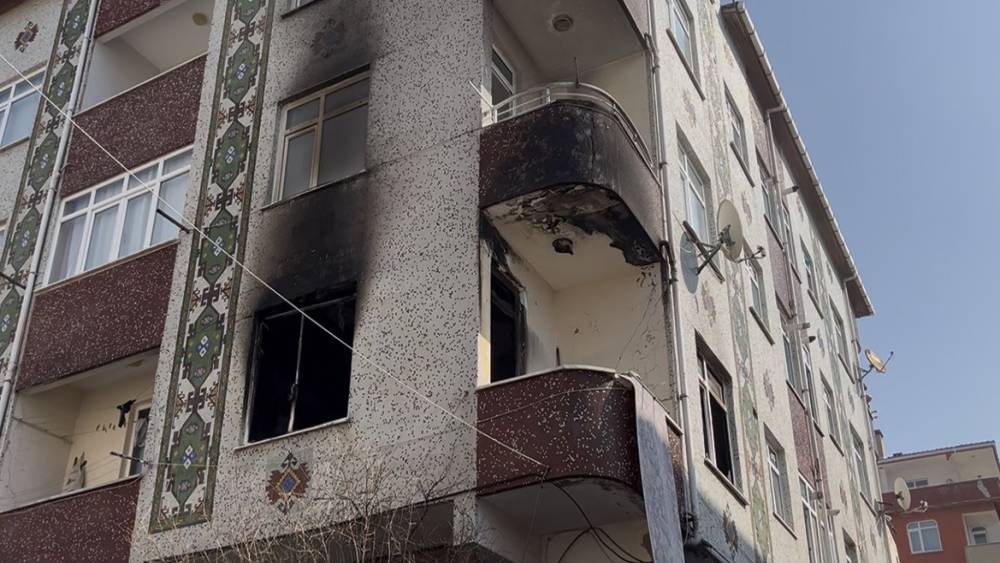Ataşehir&rsquo;de madde bağımlısı gen&ccedil; kendi evini ateşe verdi

