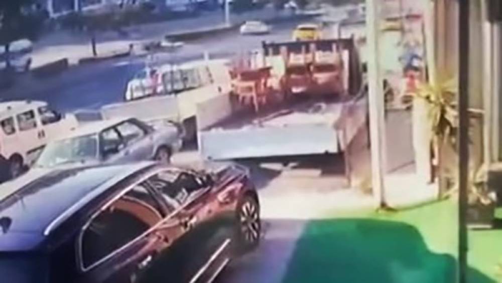 Kuşadası&rsquo;ndaki silahlı saldırı g&uuml;venlik kamerasına yansıdı
