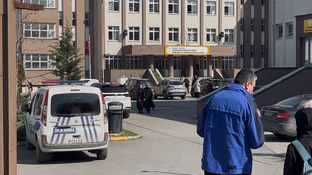 &Ccedil;ekmek&ouml;y&rsquo;de lisede bı&ccedil;aklı saldırı: 1 &ouml;ğrenci, 2 &ouml;ğretmen ve arkadaşını bı&ccedil;akladı
