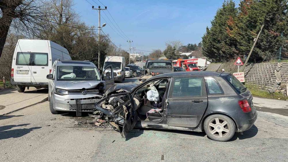 Arnavutk&ouml;y&rsquo;de iki otomobil kafa kafaya &ccedil;arpıştı: 1 &ouml;l&uuml;, 2 yaralı
