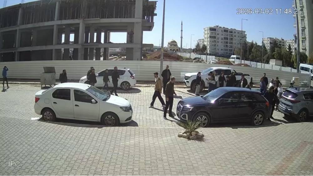 Mardin&rsquo;de 2 kişinin yaralandığı kavganın g&ouml;r&uuml;nt&uuml;leri ortaya &ccedil;ıktı
