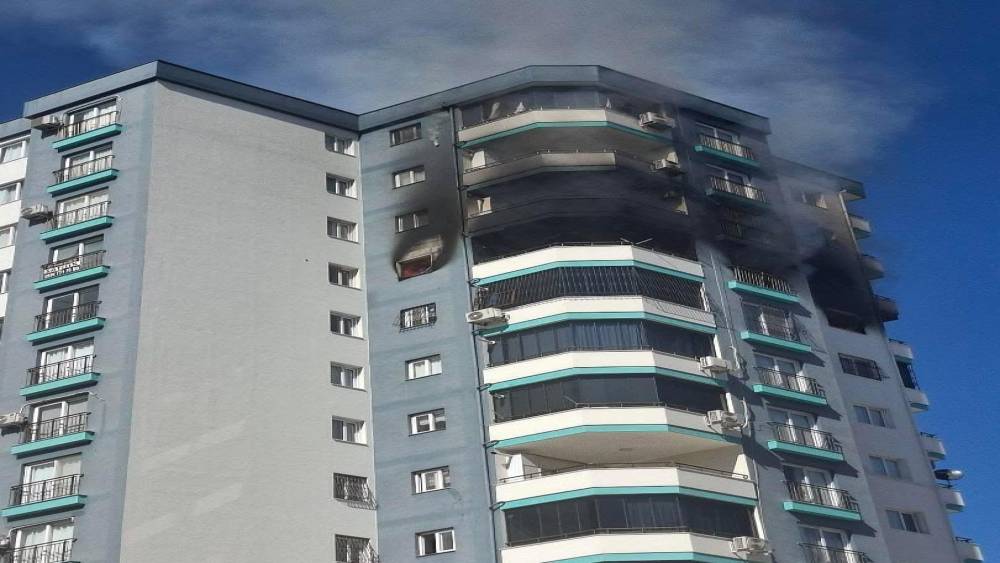 10&rsquo;uncu katta yangın: Polis, havaya ateş a&ccedil;arak vatandaşları uzaklaştırdı
