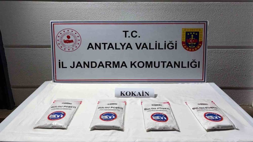 Antalya&rsquo;da 1 kilo 380 gram kokain ele ge&ccedil;irildi, 2 ş&uuml;pheli tutuklandı
