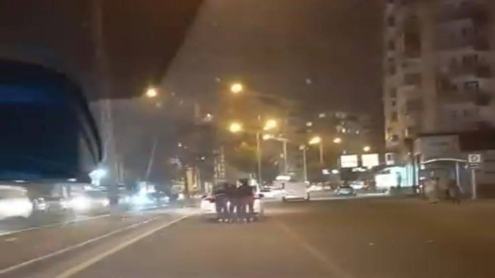 Diyarbakır&rsquo;da patenli gen&ccedil;lerin tehlikeli yolculuğu
