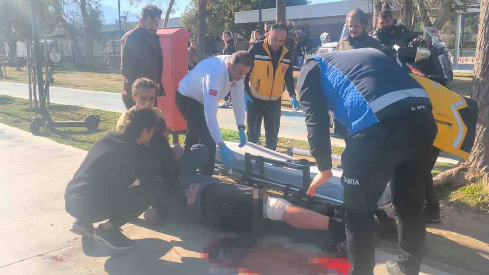 Yaşlı adamı "Neden selam almıyorsun" diyerek bacağından bı&ccedil;akladılar
