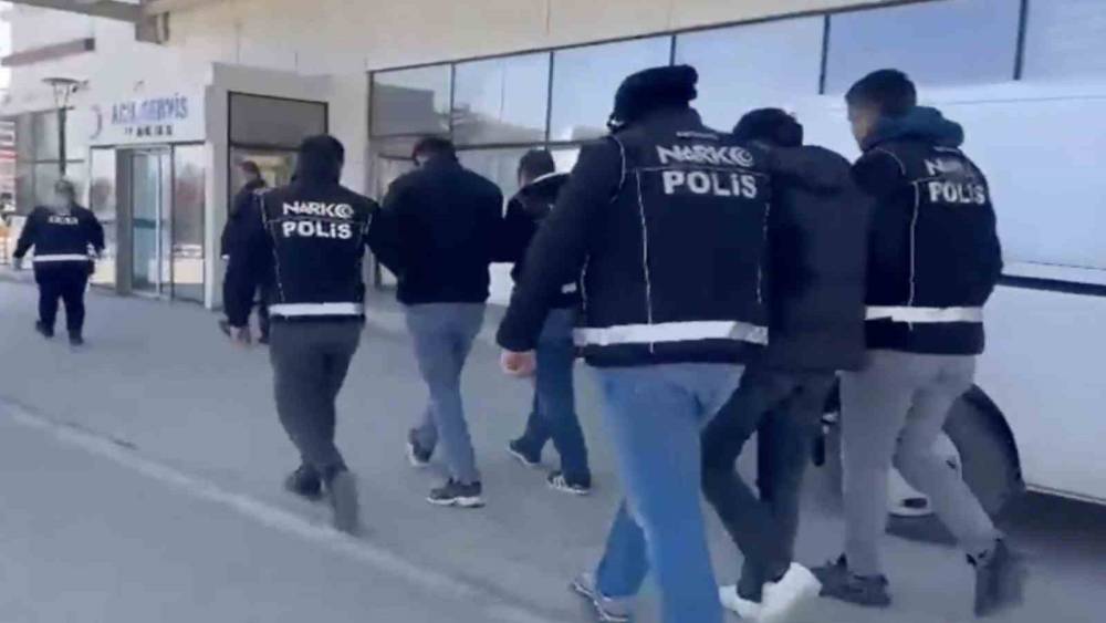 Ş&uuml;phe &uuml;zerine durdurulan ara&ccedil;tan uyuşturucu &ccedil;ıktı: 2 tutuklama
