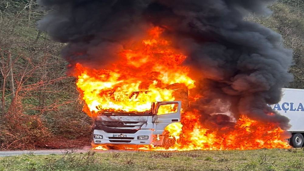 Rize&rsquo;de arızalanan tır alev alev yandı
