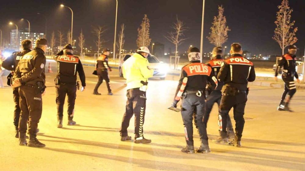 Aksaray&rsquo;da iftar sonrası asayiş ve trafik denetimleri s&uuml;r&uuml;yor
