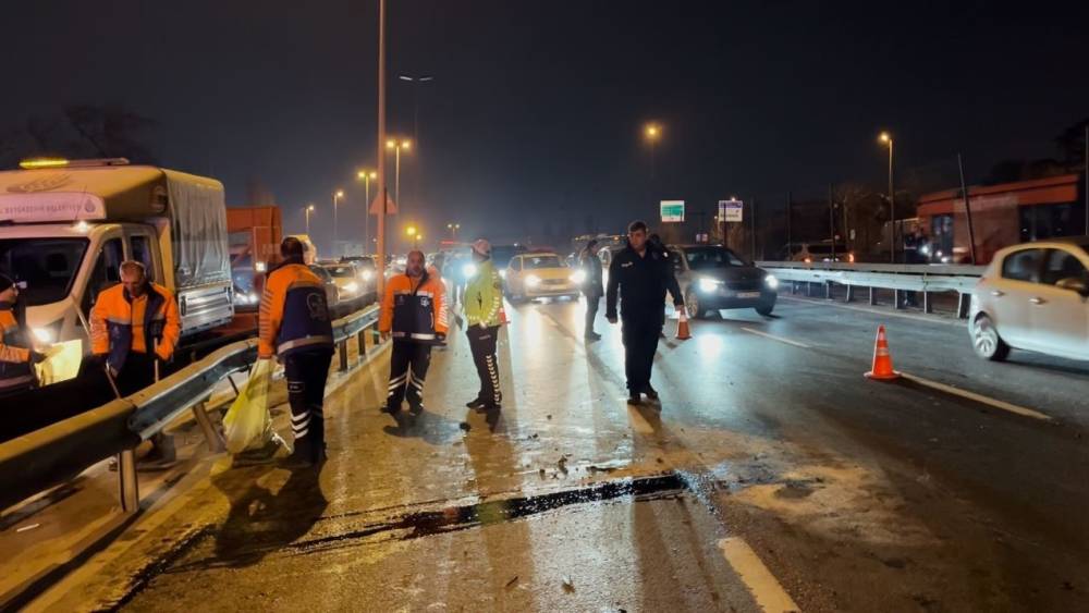 K&uuml;&ccedil;&uuml;k&ccedil;ekmece&rsquo;de zincirleme trafik kazası: 1 yaralı
