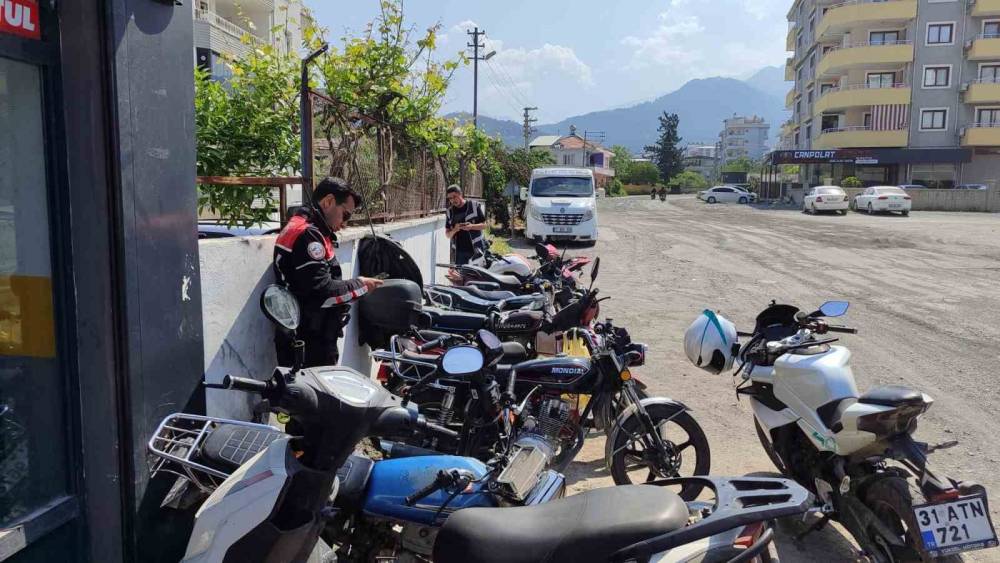 Hatay&rsquo;da motosiklet tamircileri ile yedek par&ccedil;a satıcıları denetlendi
