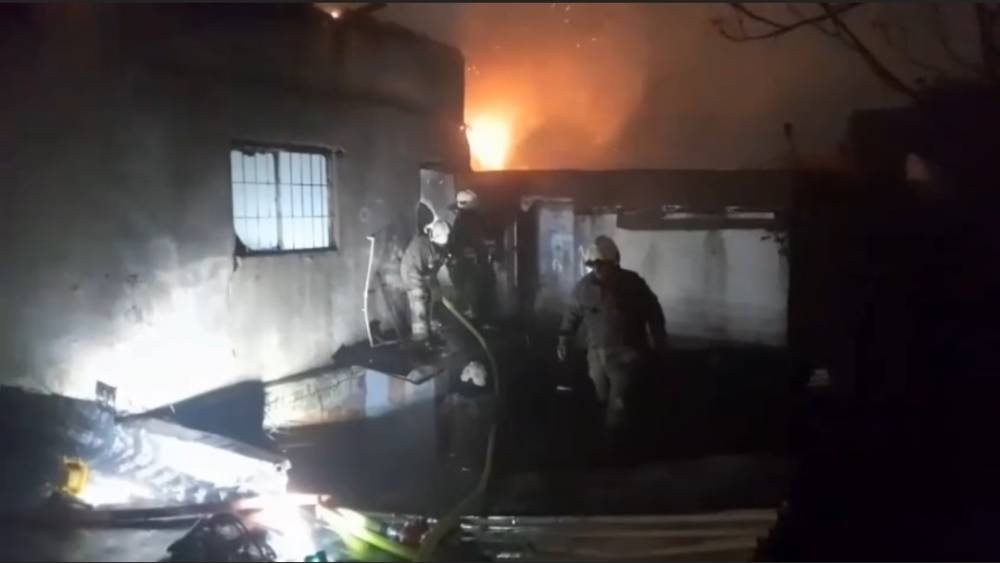 Fatih&rsquo;te 5 katlı iş merkezinde &ccedil;atı yangını
