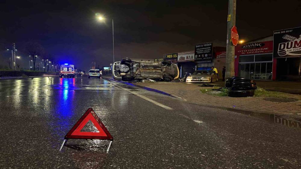 Kayseri&rsquo;de otomobil park halindeki araca &ccedil;arpıp yan yattı: 2 yaralı
