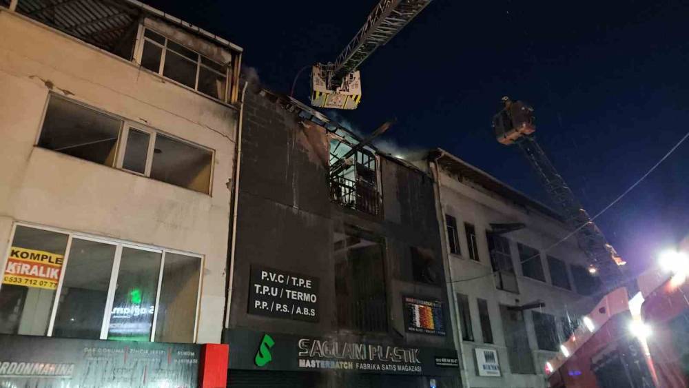 Bayrampaşa&rsquo;da 5 katlı iş yerinin 3 katı alevlere teslim oldu
