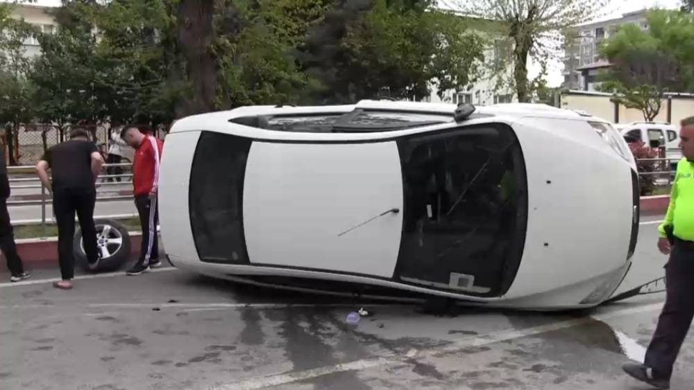 Siirt&rsquo;te otomobil ref&uuml;je &ccedil;arptı: 3 yaralı

